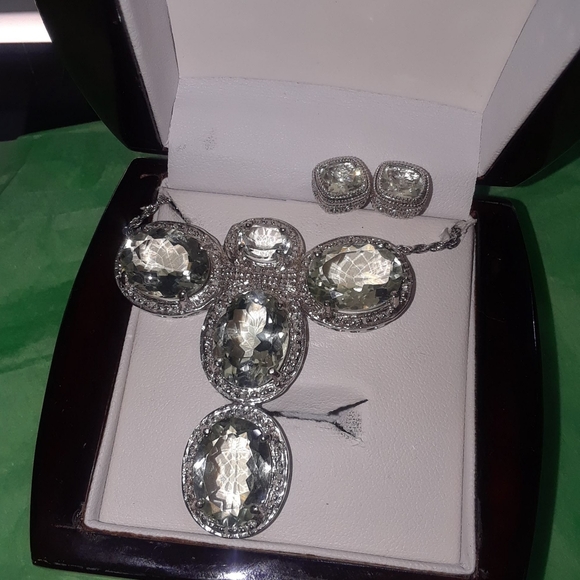 Jewelry - (SOLD) New Platinum  Necklace Set